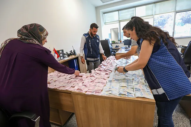 4-memur-zor-saydi-dilencinin-uzerinden-75-bin-950-tl-cikti-1753531008899.jpeg 4 memur zor saydı: Dilencinin üzerinden 75 bin 950 TL çıktı!