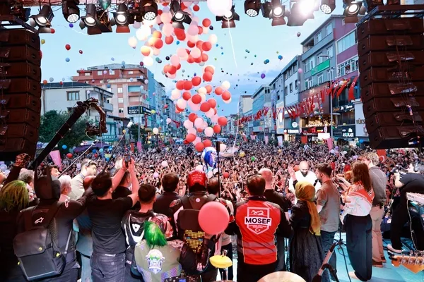 sultanbeylide-kanseri-yenen-zeyd-icin-binlerce-balon-gokyuzune-birakildi-1779286084713.jpg