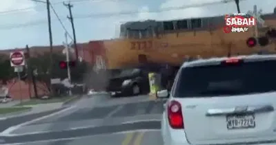 Tren rayların üzerindeki araca çarptı, 3 kişi son anda kurtuldu | Video