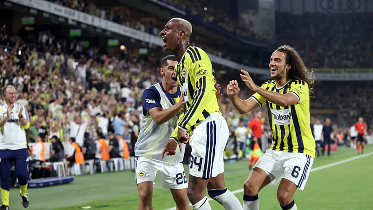 Fenerbahçe futbol takımı sahada mücadele ederken