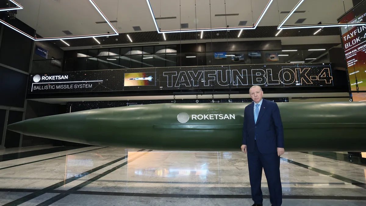 Başkan Erdoğan, ROKETSAN Üretim Tesisleri’nde incelemelerde bulundu: Tayfun Blok-4 füzesini imzaladı Başkan Erdoğan, ROKETSAN Üretim Tesisleri’nde incelemelerde bulundu: Tayfun Blok-4 füzesini imzaladı