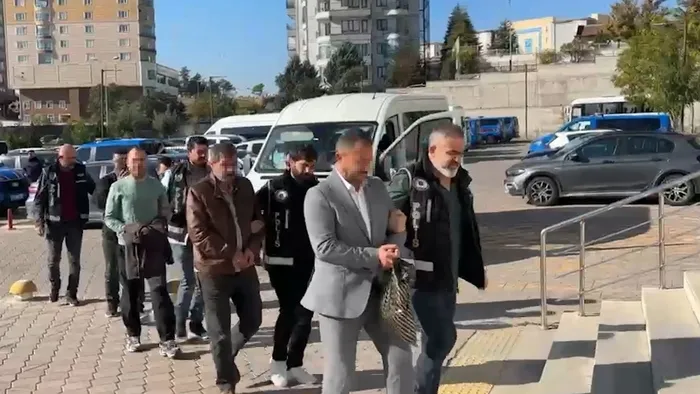 pavyon-sorusturmasinda-rusvet-skandali-yahsihan-belediyesine-de-sicradi-baskan-yardimcisi-emniyet-ve-adliye-pe-1791537940218.jpg Pavyon soruşturması Yahşihan Belediyesi’ne uzandı: Başkan Yardımcısı, emniyet ve adliye personeli hakim karşısında!