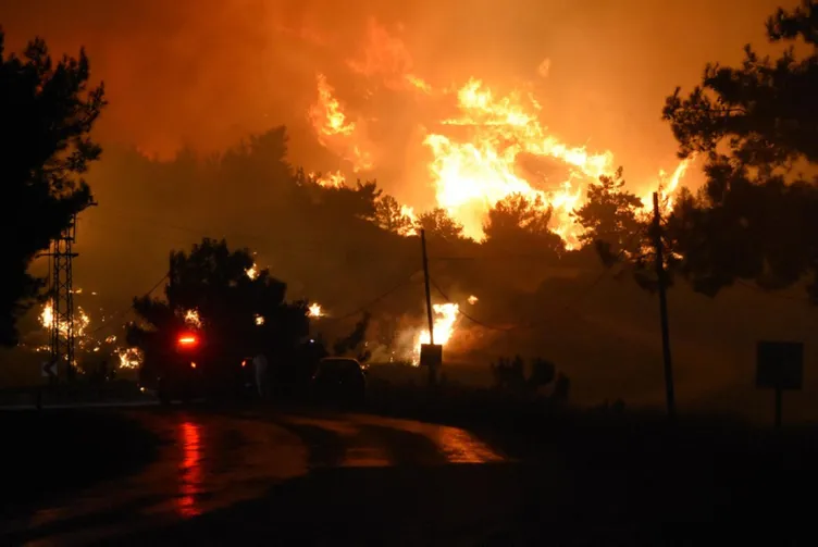 Son dakika! Kötü haberler geliyor! İzmir'deki yangın tahliye edilen siteye sıçradı! Müdahale sürüyor...