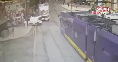 Zeytinburnu’nda hatalı dönüş yapan kamyon tramvaya çarptı! O anlar kamerada | Video