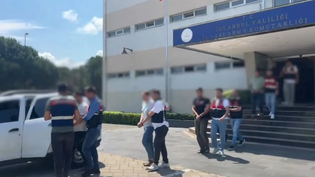 Jandarma ekipleri göçmen kaçakçılığı operasyonu kapsamında şüphelileri gözaltına alırken