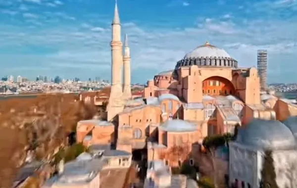 istanbul-emniyetinden-film-gibi-yilbasi-klibi-havada-karada-denizde-huzur-ve-guven-mesaji-verdiler-1735650161785.jpg
