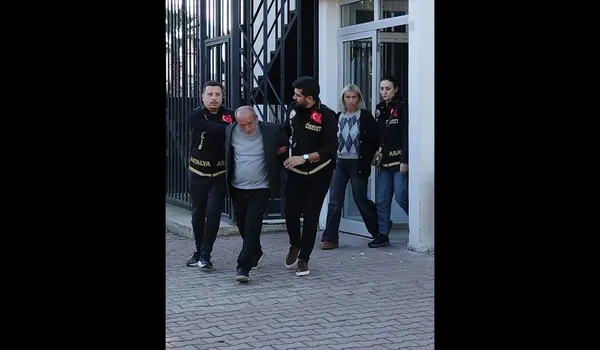 fatmana-karamik-basina-aldigi-darbeyle-canice-olduruldu-uvey-kiz-ve-sevgili-mahkemede-birbirini-sucladi-altinl-1786536837357.jpg
