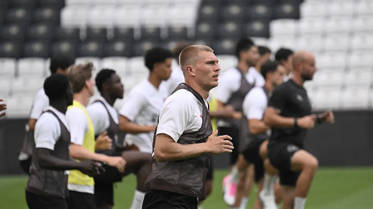 Midtjylland futbol takımı oyuncuları sahada antrenman yapıyor.