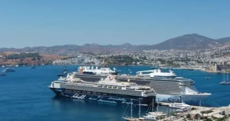 Bodrum’a 2 dev turist gemisi geldi