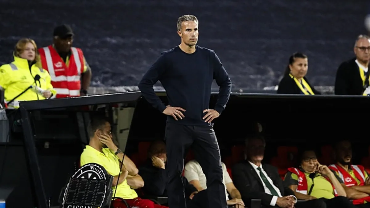 Robin van Persie’den Fenerbahçe maçı yorumu: “Skor, oyunumuzu değiştirmeyecek” Robin van Persie’den Fenerbahçe maçı yorumu: “Skor, oyunumuzu değiştirmeyecek”