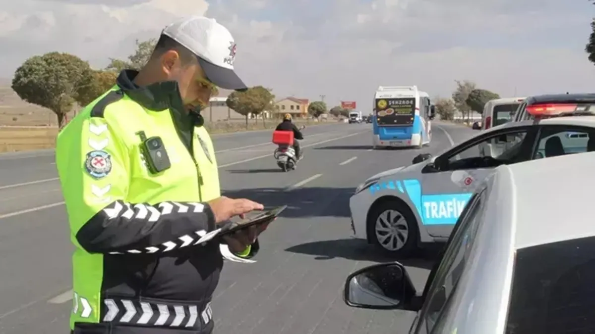 Bakan Yerlikaya: Ekim ayında 2 milyon 855 bin araç denetlendi Bakan Yerlikaya: Ekim ayında 2 milyon 855 bin araç denetlendi