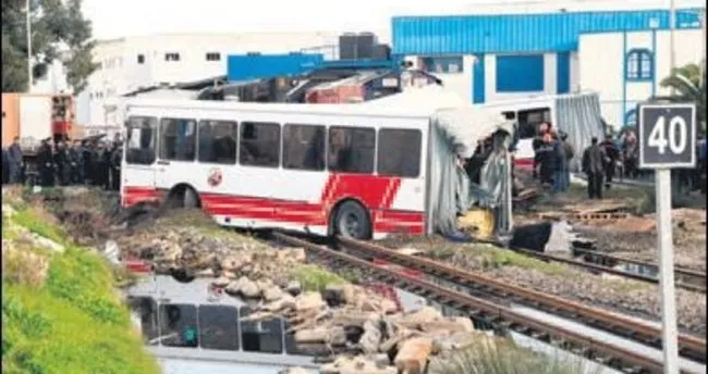 Tren otobüsü biçti: Beş ölü, 37 yaralı