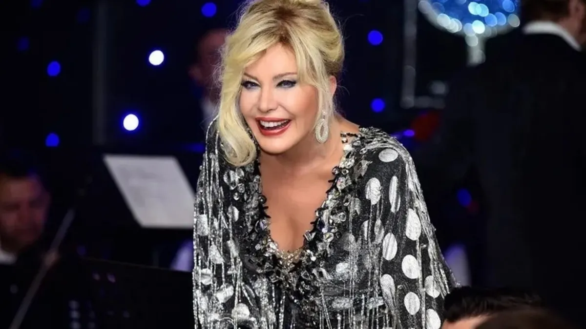 Ne sahne vardı ne de mikrofon! Emel Sayın bir ağacın altında sonbahara şarkı söyledi!