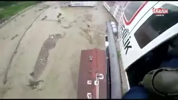 Evinin çatısında mahsur kalan vatandaşı Sahil Güvenlik, helikopterle böyle kurtardı | Video