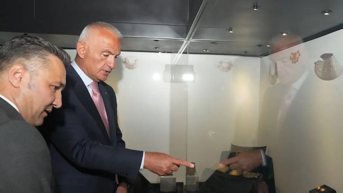 Bakan Ersoy açıkladı: Bu takılar tam 12 bin yıllık! 550 eserden 276'sı ilk kez sergileniyor haber görseli