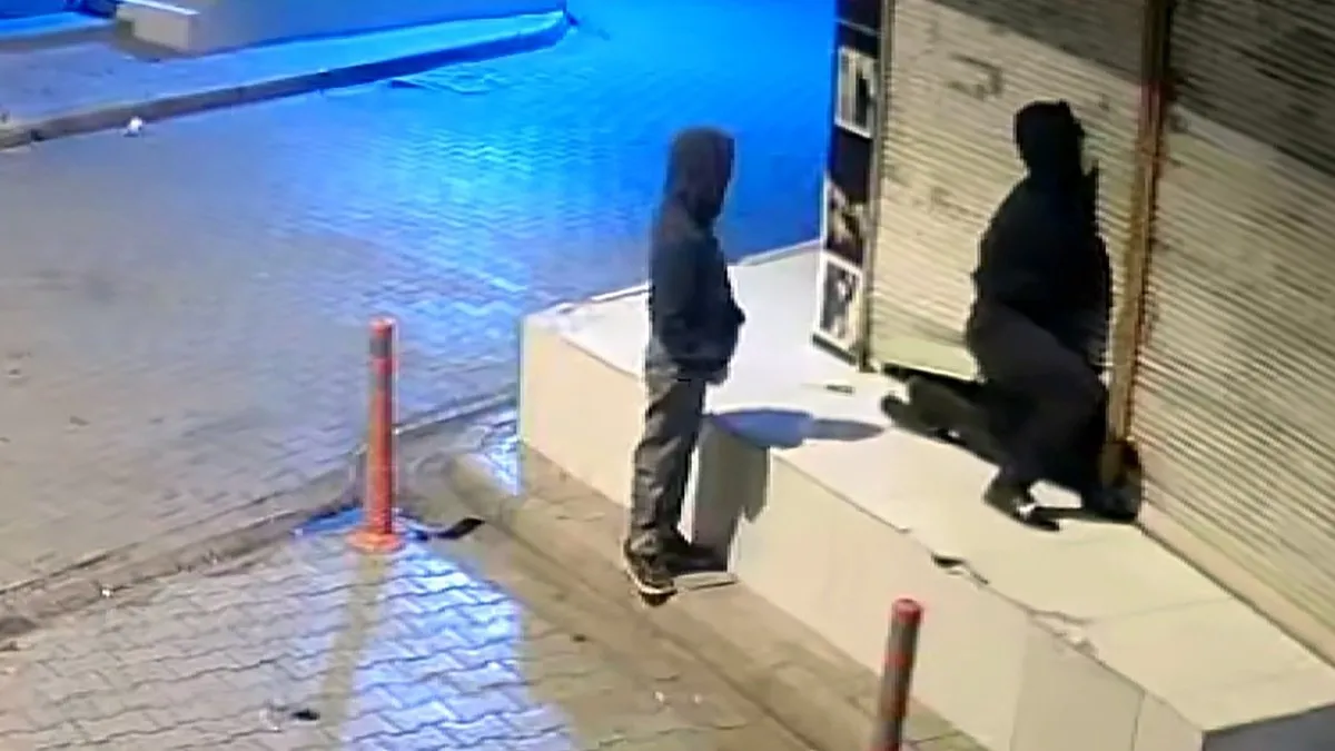 Kardeşler sürünerek girdikleri iş yerinden 10 telefon ve para çaldı Kardeşler sürünerek girdikleri iş yerinden 10 telefon ve para çaldı