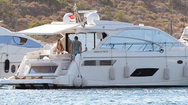 Kıvanç Tatlıtuğ ile Başak Dizer’in tatil planı belli oldu! Kıvanç Tatlıtuğ ve eşi Başak Dizer dümenini bu yıl komşuya çevirdi