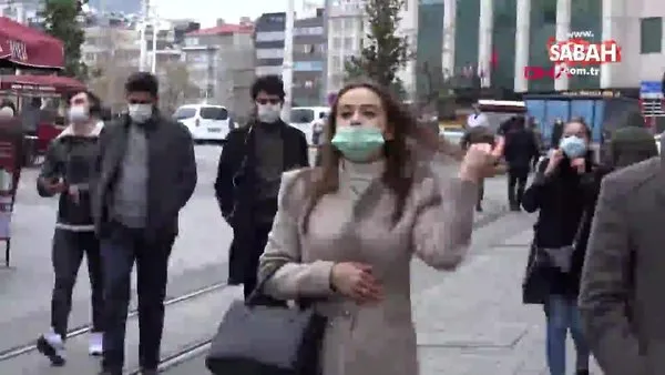 İstiklal Caddesi'nde kamerayı görünce maskeyi indirip poz verdi | Video