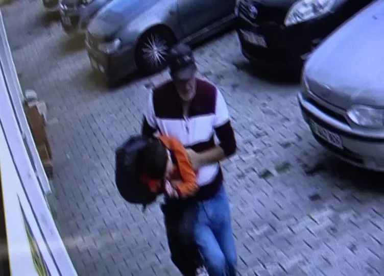 Erzurum’da şok görüntüler: Servis şoförü 6 yaşındaki Emre’yi ezip balkondan düştü görüntüsü vermeye çalıştı!