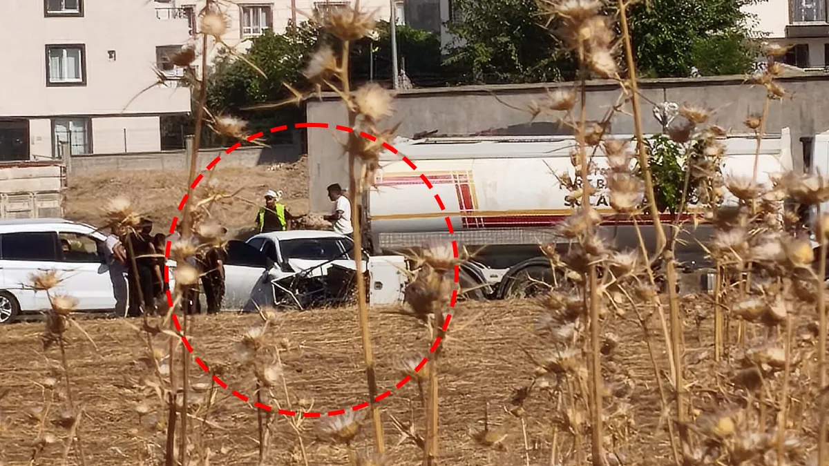 Batman'da meydana gelen trafik kazasında hasar gören araçlar.