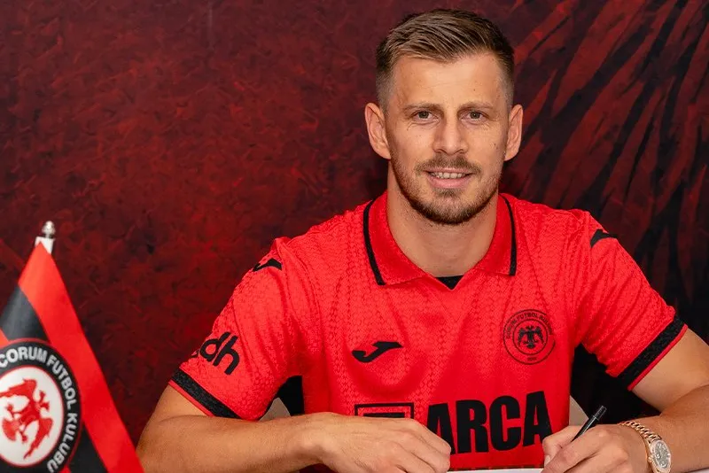 Süper Lig'de transfer rüzgarı! İşte resmen açıklanan tüm imzalar (2026-2027)