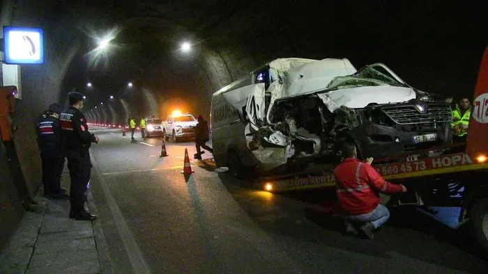 Artvin’de tüneldeki kazada hurdaya dönen araçtan sağ kurtuldu