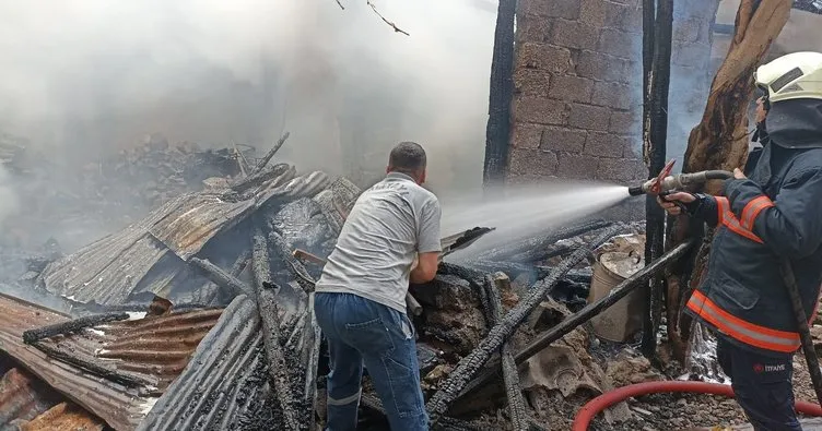 Mersin’de bir evde çıkan yangın komşu evlere sıçradı