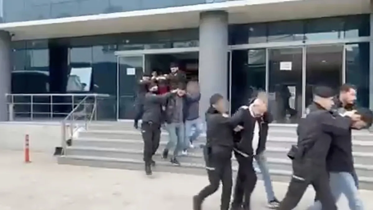 Bursa’da yatırım çetesine operasyon: Siber polis 7 milyar TL’lik vurgunu ortaya çıkardı! 9 tutuklama Bursa’da yatırım çetesine operasyon: Siber polis 7 milyar TL’lik vurgunu ortaya çıkardı! 9 tutuklama