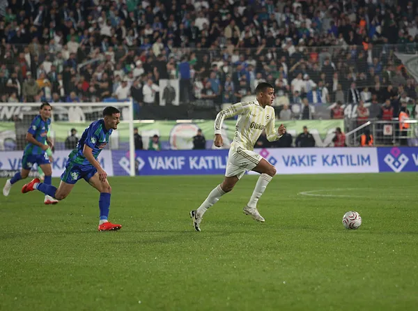 canli-super-ligde-rizespor-fenerbahce-maci-ilk-gol-12-dakikada-geldi-1791649997792.jpeg