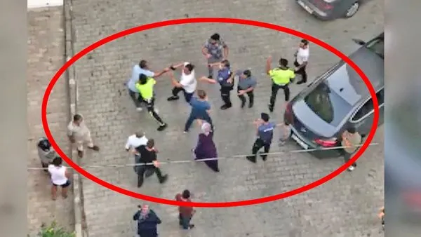 Son dakika haberi: İstanbul'da polislerin bile ayırmadığı sıradışı kavga sosyal medyada olay oldu | Video