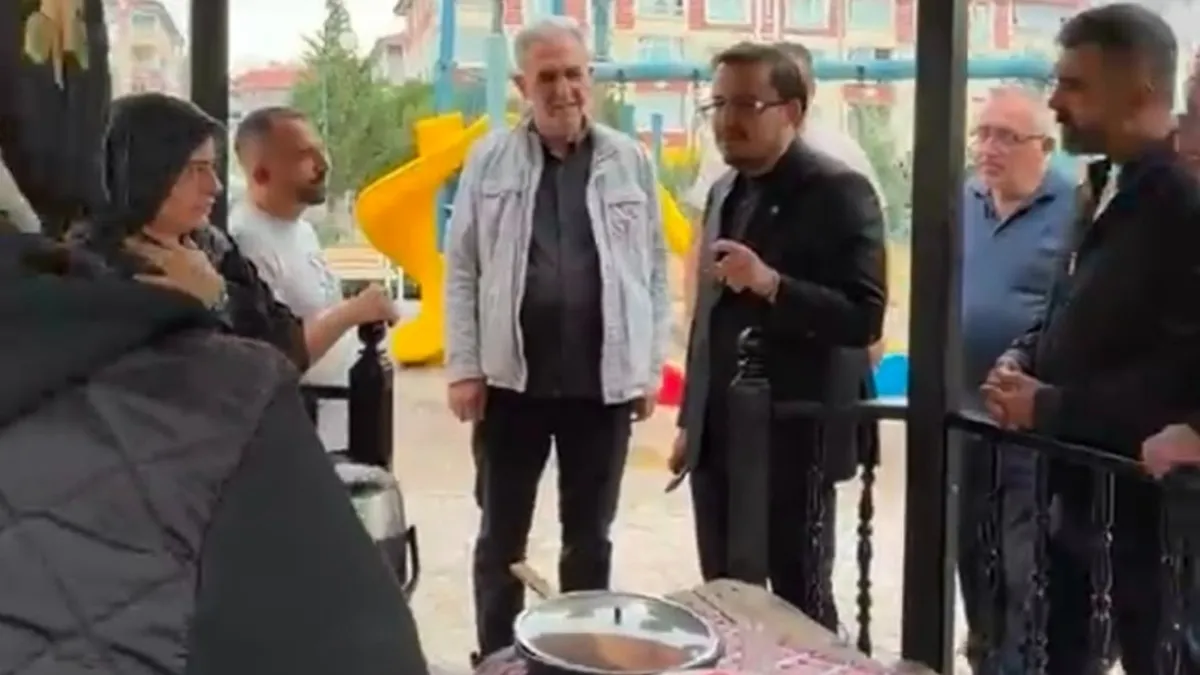Ankara'nın Sincan ilçesinde sel sonrası evlerin önünde bekleyen insanlar ve belediye ekipleri.