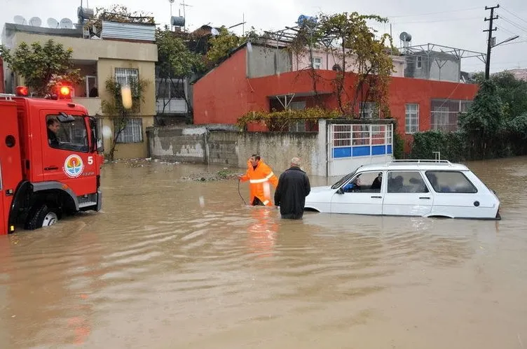 Adana’da sokaklar göle döndü