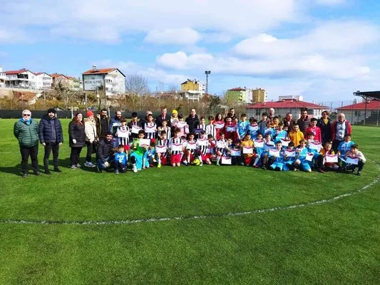 Sinop’ta küçük futbolcular derecelerini aldı