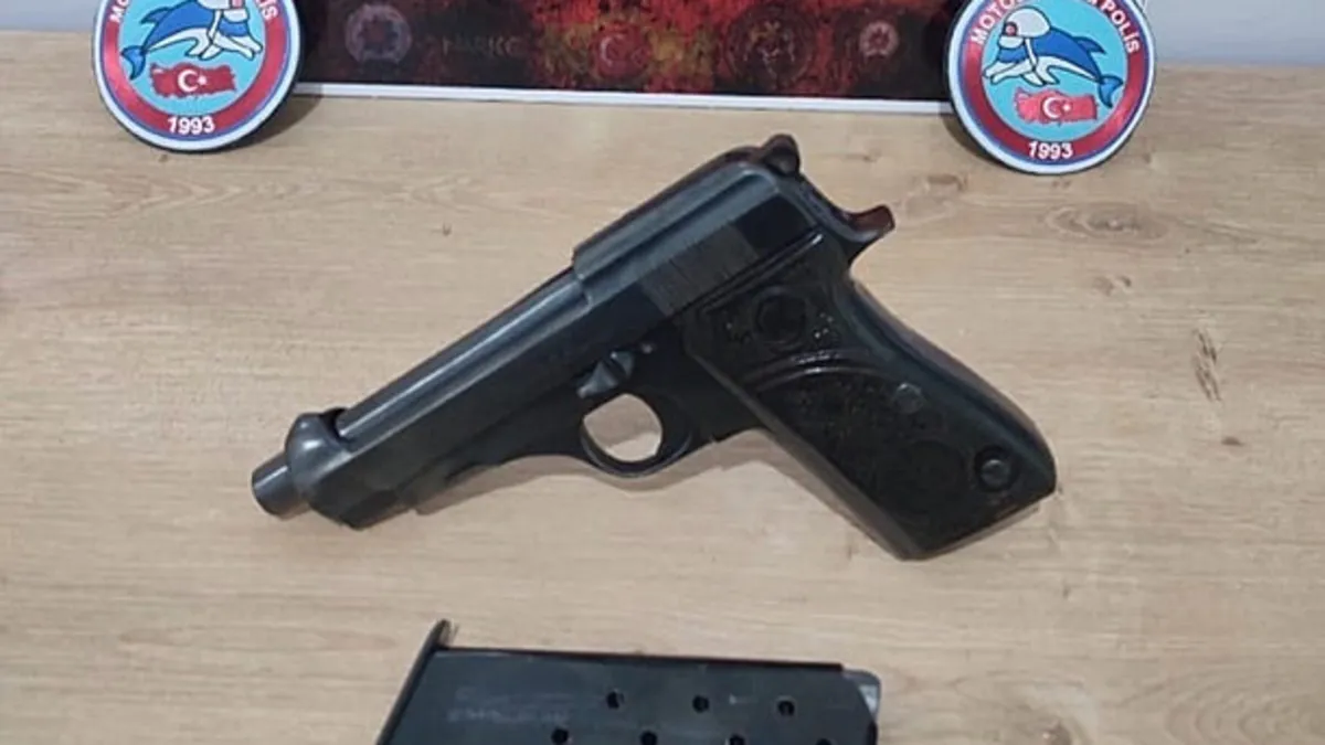 Edirne’de ruhsatsız tabancayla yakalanan ehliyetsiz sürücüye 240 bin lira ceza uygulandı Edirne’de ruhsatsız tabancayla yakalanan ehliyetsiz sürücüye 240 bin lira ceza uygulandı