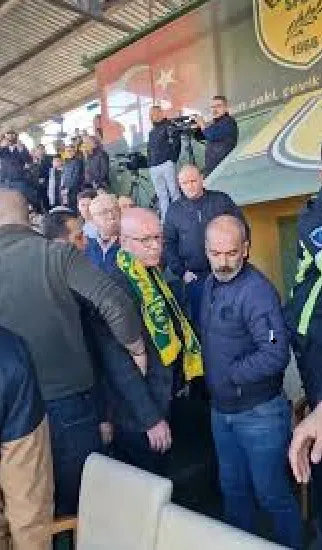 chp-milletvekiline-protesto-5-bin-kisi-yuhladi-stadi-terk-etmek-zorunda-kaldi-1737982332209.jpg