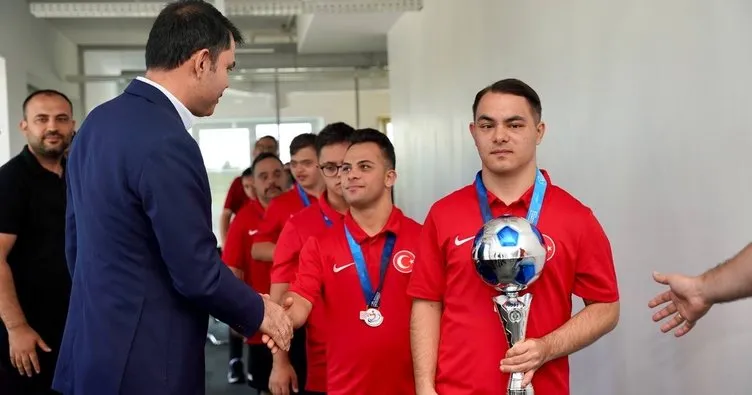 Avrupa Şampiyonu Down Sendromlu Özel Futsal Milli Takımı’ndan Murat Kurum’a ziyaret