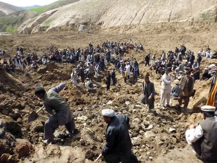 Afganistan’da heyelan bir köyü yuttu