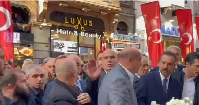 istiklal-caddesinde-iyi-parti-heyetine-tepki-ayiptir-utanin-1668535640991.jpg