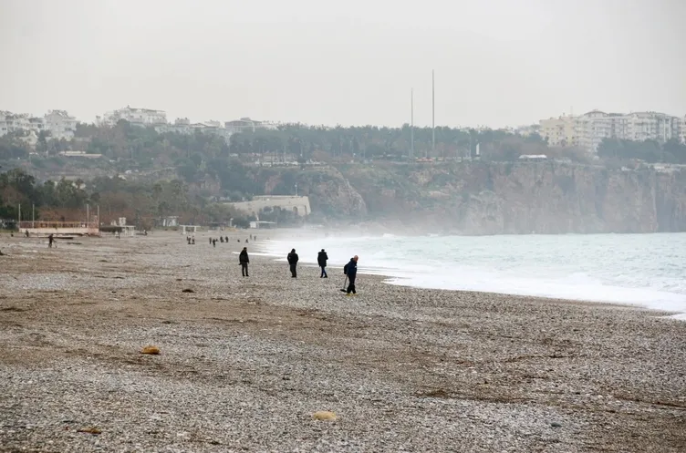 SON DAKİKA... Konyaaltı Sahili’nde şaşkına çeviren görüntü: Dedektör ile karış karış altın aradılar!
