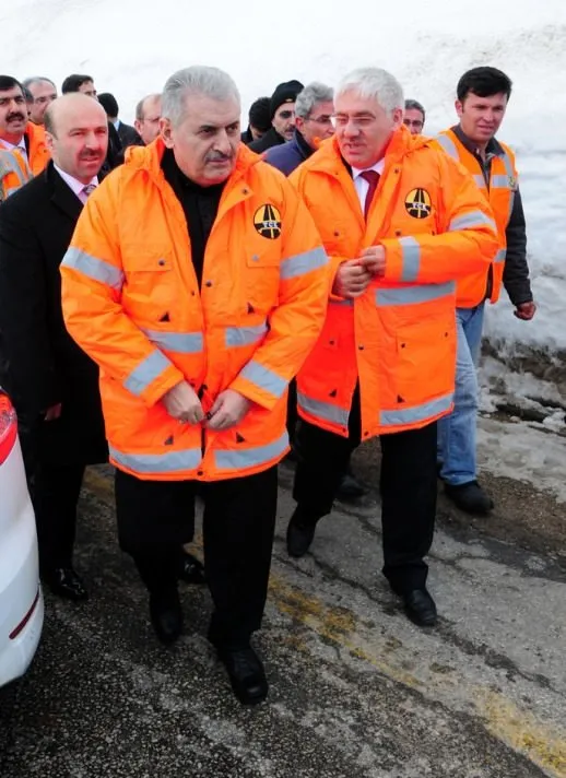 Bakan Yıldırım kar temizliği yaptı