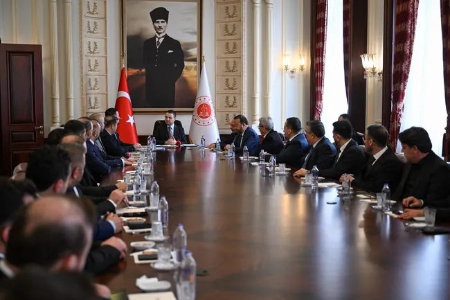 bakan-gurlek-nevsehirli-is-insanlarini-kabul-etti-1775165772769.jpg Bakan Gürlek, Nevşehirli iş insanlarını kabul etti!