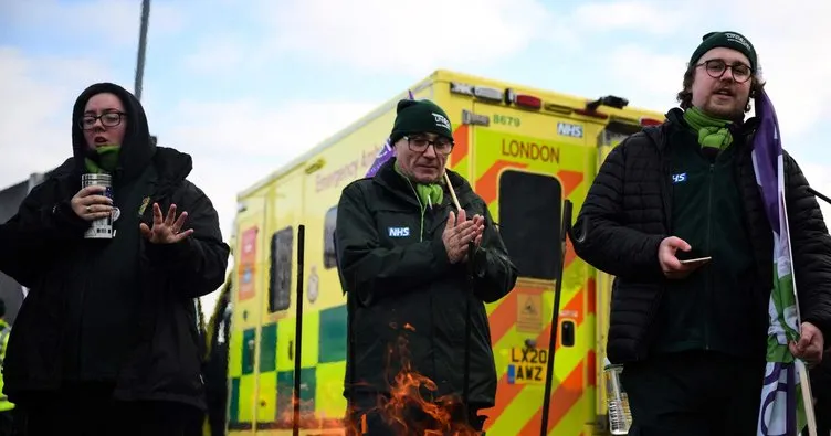 Avrupa’da grev dalgası! İngiltere’de ambulans çalışanları sokaklara döküldü