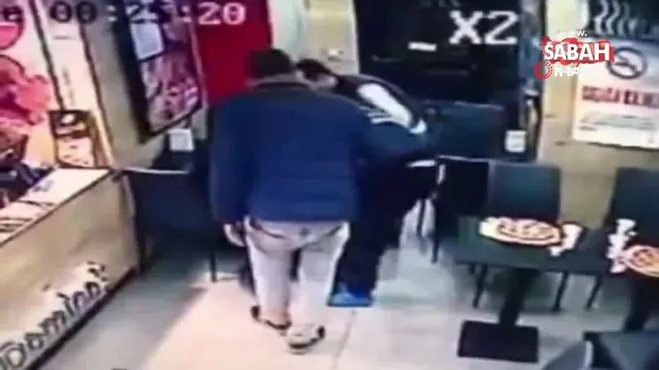 İstanbul'da pizzacıdaki tekme ve yumruklu feci kavga kamerada | Video