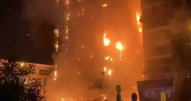 Yıldırım çarpan 10 katlı iş merkezi küle döndü Yıldırım çarpan 10 katlı iş merkezi küle döndü