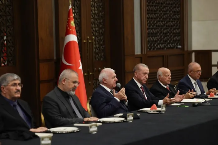chpnin-alevi-baskanligi-rahatsizligi-eski-baskandan-kapatilsin-diyen-vekillere-sert-sozler-rant-devsirenler-si-1755438261047.jpg CHP’nin ‘Alevi başkanlığı’ rahatsızlığı! Eski başkandan ‘Kapatılsın’ diyen vekillere sert sözler: Rant devşirenler şikayetçi oldu