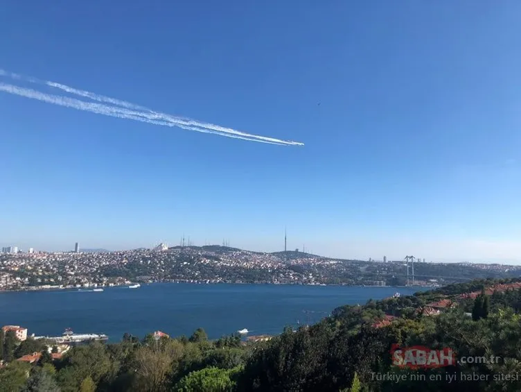 Türk Yıldızları THY uçağı Tarihi Yarımada ve İstanbul Boğazı üzerinde uçuş yaptı