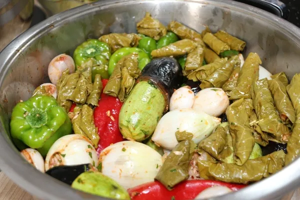cizrelilerin-sofralarindan-eksik-etmedigi-lezzet-simsipe-dolmasi-1752928814328.jpg