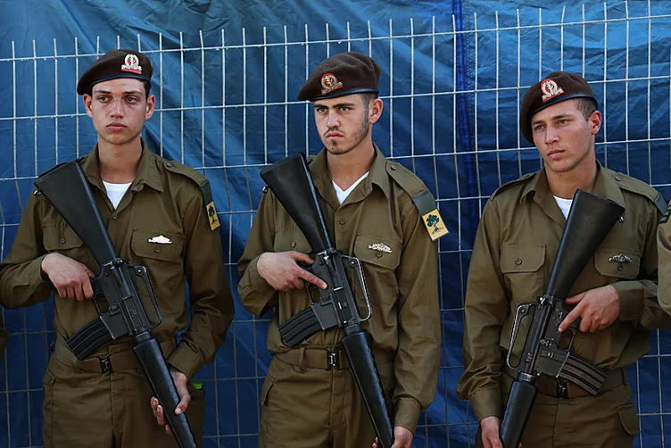 İsrail askerleri vahşeti böyle itiraf etti: Boynuna patlayıcı bağlayıp canlı kalkan yaptılar!