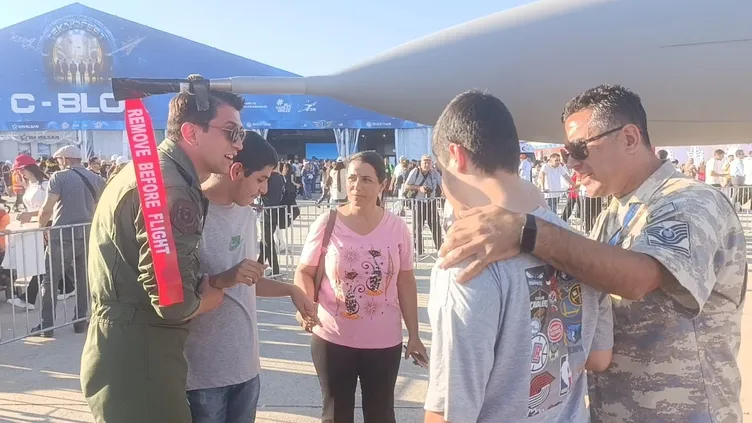 TEKNOFEST’te duygulandıran anlar: Görme engelli ikiz kardeşlerin F16 hayali gerçek oldu