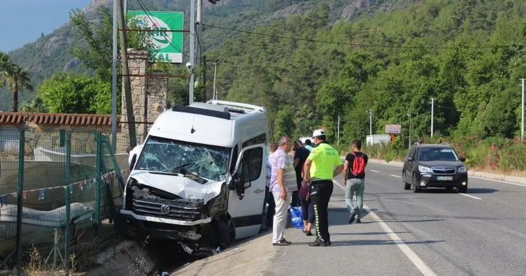 Marmaris’te Rus turistleri taşıyan minibüs tırla çarpıştı: 18 yaralı